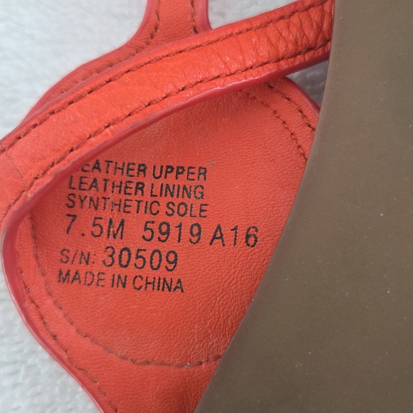 Tory Burch Orange Leather Logo T-Strap Sandals 7.5M Missing Part Of Strap - Picture 6 of 8